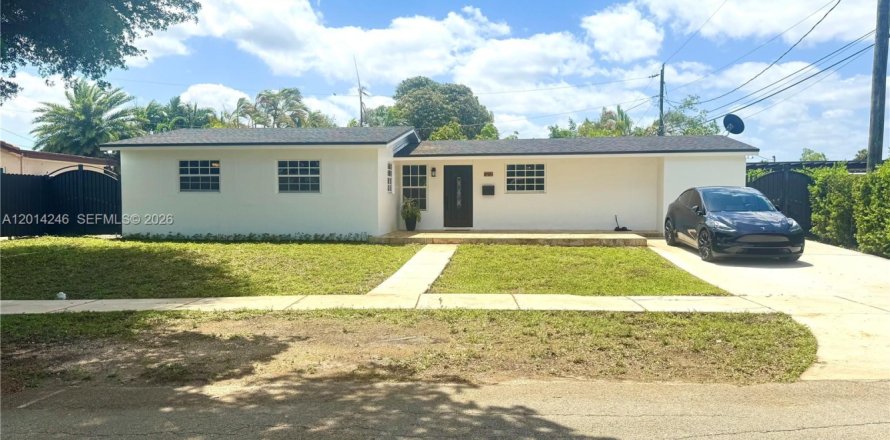 House in Hialeah, Florida 4 bedrooms, 192.68 sq.m. № 2076242