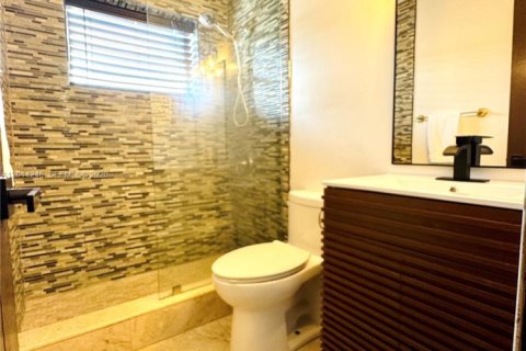 House in Hialeah, Florida 4 bedrooms, 192.68 sq.m. № 2076242 - photo 7