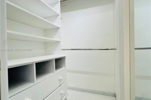 House in Hialeah, Florida 4 bedrooms, 192.68 sq.m. № 2076242 - photo 5