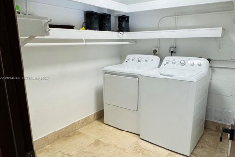 House in Hialeah, Florida 4 bedrooms, 192.68 sq.m. № 2076242 - photo 4