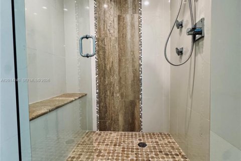 House in Hialeah, Florida 4 bedrooms, 192.68 sq.m. № 2076242 - photo 8