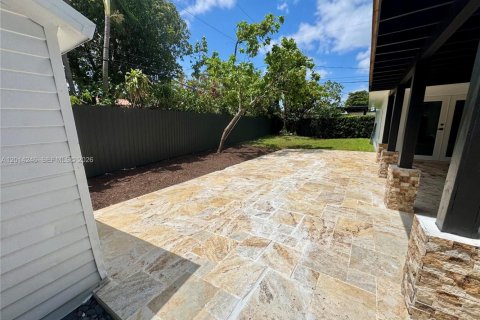House in Hialeah, Florida 4 bedrooms, 192.68 sq.m. № 2076242 - photo 2