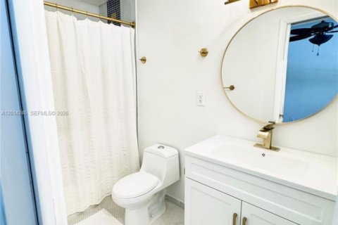 House in Hialeah, Florida 4 bedrooms, 192.68 sq.m. № 2076242 - photo 6