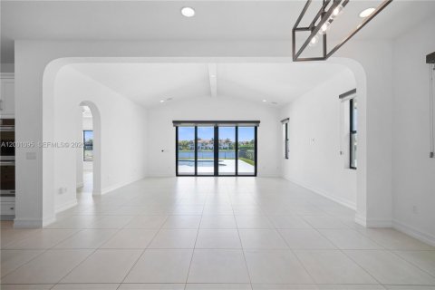 House in Pembroke Pines, Florida 3 bedrooms, 215.63 sq.m. № 2065798 - photo 12