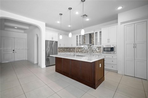 House in Pembroke Pines, Florida 3 bedrooms, 215.63 sq.m. № 2065798 - photo 17