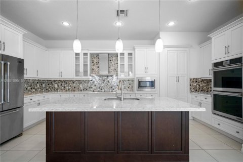 House in Pembroke Pines, Florida 3 bedrooms, 215.63 sq.m. № 2065798 - photo 18