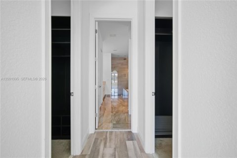 House in Pembroke Pines, Florida 3 bedrooms, 215.63 sq.m. № 2065798 - photo 25