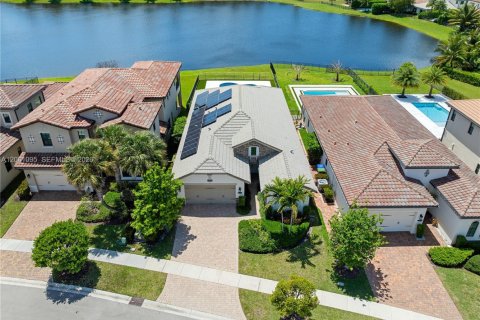 House in Pembroke Pines, Florida 3 bedrooms, 215.63 sq.m. № 2065798 - photo 2