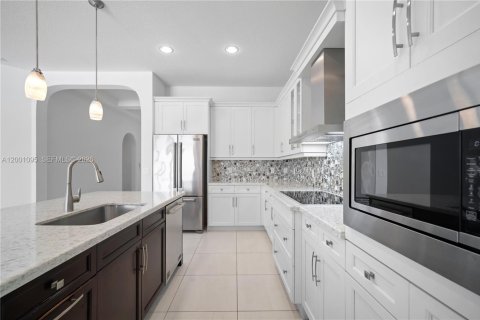 House in Pembroke Pines, Florida 3 bedrooms, 215.63 sq.m. № 2065798 - photo 21