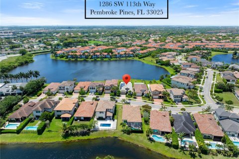 House in Pembroke Pines, Florida 3 bedrooms, 215.63 sq.m. № 2065798 - photo 3