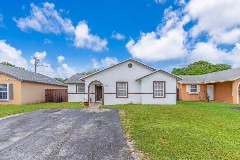 Купить виллу или дом в Хомстед, Флорида 3 спальни, 111.2м2, № 1956350 - фото 1
