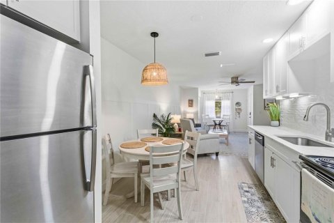 Condo in Bradenton, Florida, 2 bedrooms № 2220437 - photo 13