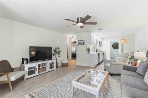 Condo in Bradenton, Florida, 2 bedrooms № 2220437 - photo 11