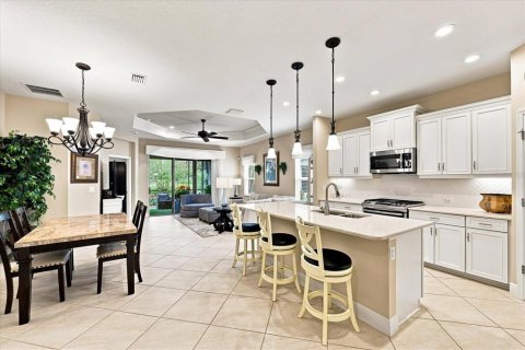 House in Lakewood Ranch, Florida 2 bedrooms, 150.22 sq.m. № 2280328 - photo 18