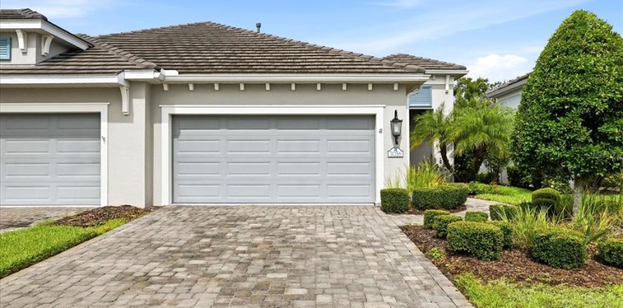 House in Lakewood Ranch, Florida 2 bedrooms, 150.22 sq.m. № 2280328