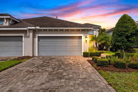 House in Lakewood Ranch, Florida 2 bedrooms, 150.22 sq.m. № 2280328 - photo 3
