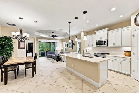 House in Lakewood Ranch, Florida 2 bedrooms, 150.22 sq.m. № 2280328 - photo 14