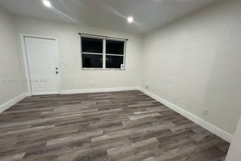 House in Miami, Florida 2 bedrooms, 144.93 sq.m. № 1976437 - photo 4