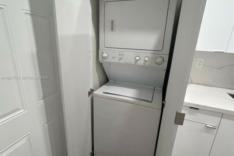 House in Miami, Florida 2 bedrooms, 144.93 sq.m. № 1976437 - photo 11