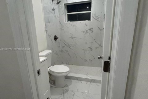 House in Miami, Florida 2 bedrooms, 144.93 sq.m. № 1976437 - photo 6