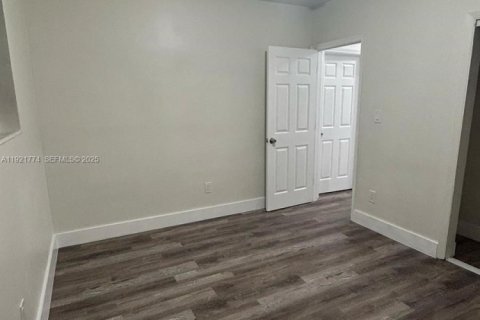 House in Miami, Florida 2 bedrooms, 144.93 sq.m. № 1976437 - photo 3