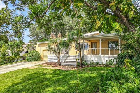 House in Clermont, Florida 2 bedrooms, 118.08 sq.m. № 1899948 - photo 1