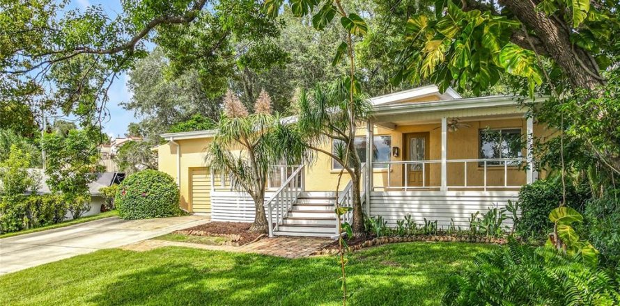 House in Clermont, Florida 2 bedrooms, 118.08 sq.m. № 1899948