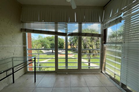 Condo in Deerfield Beach, Florida, 1 bedroom № 2054508 - photo 11