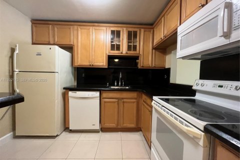 Condo in Deerfield Beach, Florida, 1 bedroom № 2054508 - photo 3