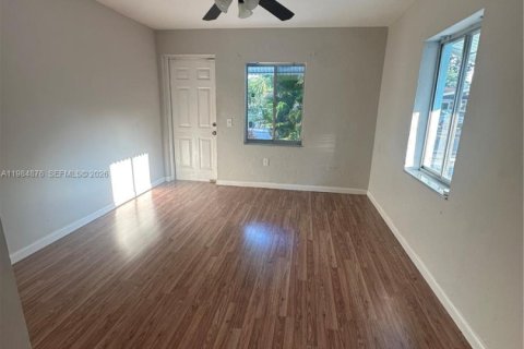 Снять в аренду виллу или дом в Холливуд, Флорида 2 спальни, 160.54м2, № 2050829 - фото 2