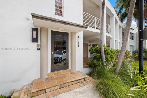 Condo in Miami Beach, Florida  № 1994424 - photo 26