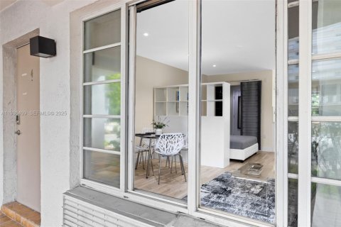 Condo in Miami Beach, Florida  № 1994424 - photo 23