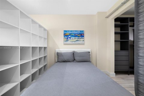 Condo in Miami Beach, Florida  № 1994424 - photo 9