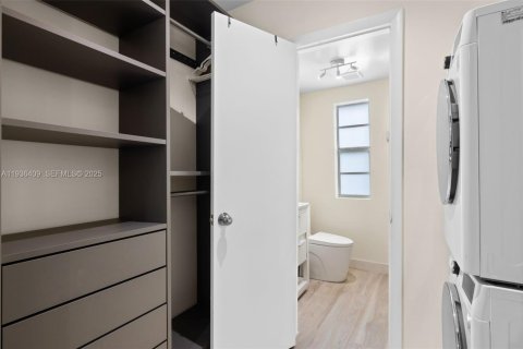 Condo in Miami Beach, Florida  № 1994424 - photo 17