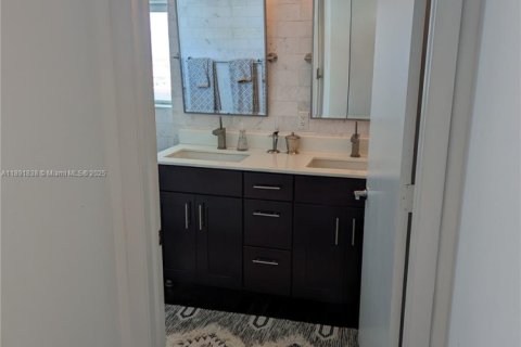 Copropriété à louer à Miami, Floride: 2 chambres, 119.75 m2 № 2169781 - photo 17