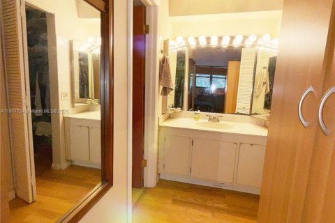 Condo in Miami, Florida, 2 bedrooms  № 1801122 - photo 9