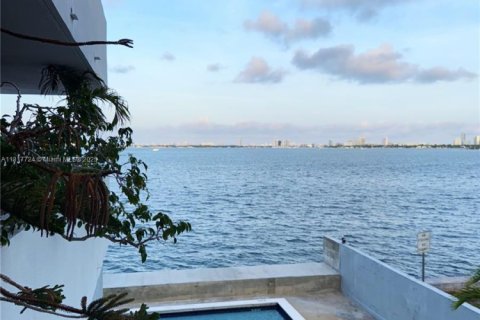 Condo in Miami, Florida, 2 bedrooms  № 1801122 - photo 1
