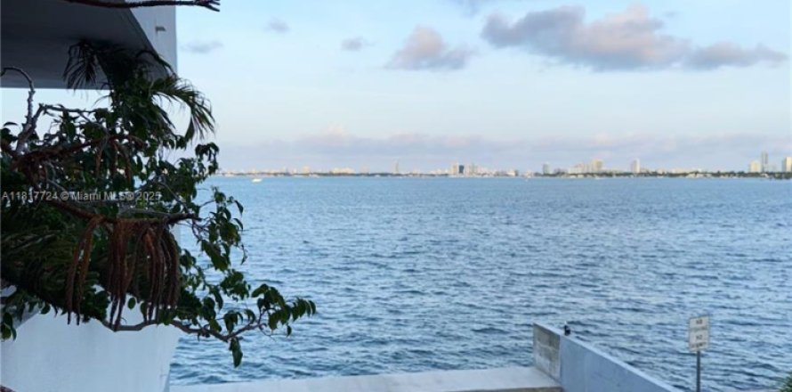 Condo in Miami, Florida, 2 bedrooms  № 1801122