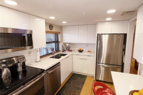 Condo in Miami, Florida, 2 bedrooms  № 1801122 - photo 13