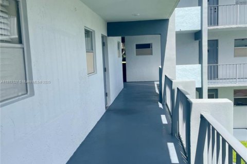 Copropriété à vendre à Tamarac, Floride: 2 chambres, 95.22 m2 № 1946757 - photo 3