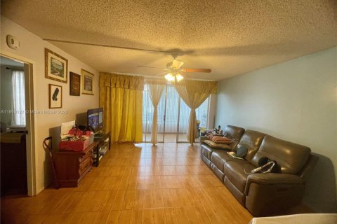 Copropriété à vendre à Tamarac, Floride: 2 chambres, 95.22 m2 № 1946757 - photo 14