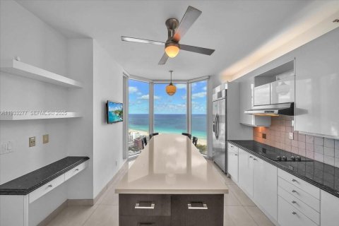 Condo in Miami Beach, Florida, 2 bedrooms № 1991182 - photo 12