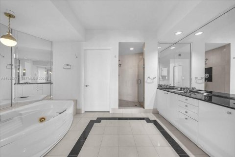 Condo in Miami Beach, Florida, 2 bedrooms № 1991182 - photo 22