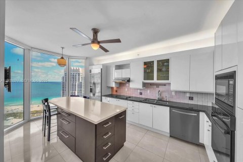 Condo in Miami Beach, Florida, 2 bedrooms № 1991182 - photo 10