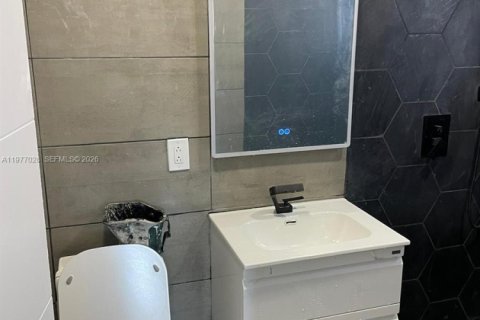 House in Miami, Florida 3 bedrooms, 154.78 sq.m. № 2041003 - photo 4