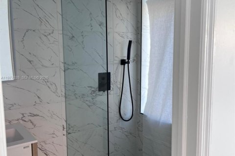 House in Miami, Florida 3 bedrooms, 154.78 sq.m. № 2041003 - photo 6