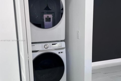 House in Miami, Florida 3 bedrooms, 154.78 sq.m. № 2041003 - photo 14