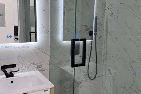 House in Miami, Florida 3 bedrooms, 154.78 sq.m. № 2041003 - photo 13