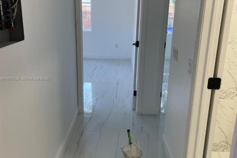 House in Miami, Florida 3 bedrooms, 154.78 sq.m. № 2041003 - photo 3