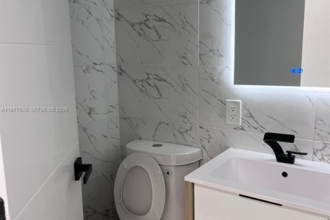 House in Miami, Florida 3 bedrooms, 154.78 sq.m. № 2041003 - photo 12